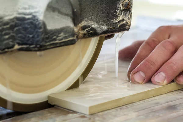 Obrero mano de corte de baldosas de cerámica con máquina de corte de agua clos — Foto de Stock
