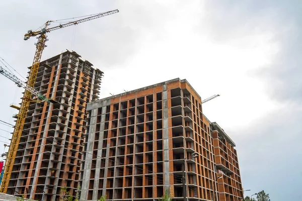 Hoge moderne betonnen gebouw van het appartement in aanbouw met — Stockfoto