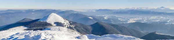 Winter bergen landschap panorana. Wit besneeuwde berg — Stockfoto