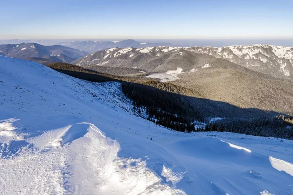 Schneebedeckte Hügel in winterlichen Bergen. arktische Landschaft. Farbe — Stockfoto