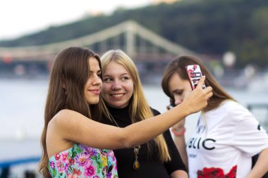 Kiev, Ukrayna - 20 Eylül 2017: Güzel arkadaşlar kızlar maki