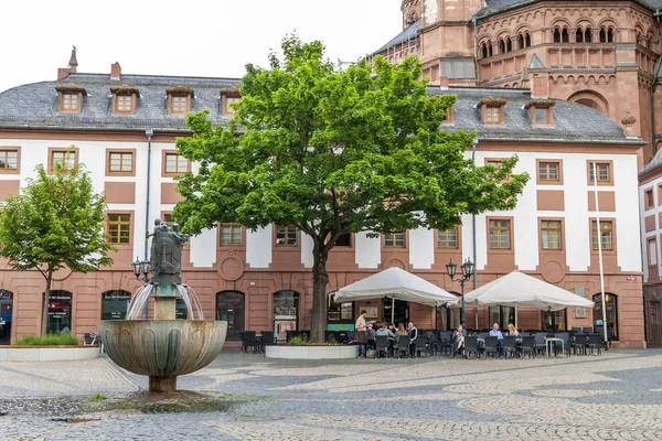 Mainz, Germany - June 12, 2017: People in outdoor restaurant und — Stock Fotó