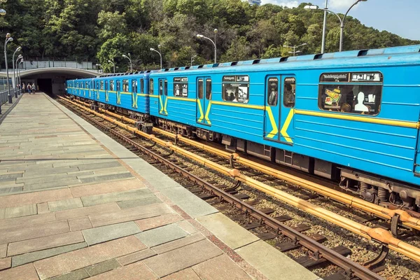 Kiev, Oekraïne - 20 September 2017: Merto trein auto's in de buurt van tunnel — Stockfoto