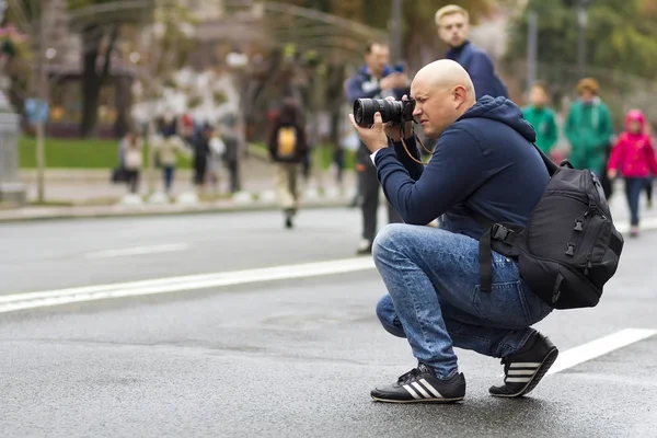 Kiev, Ucrânia - 20 de setembro de 2017: fotógrafo de rua tomando p — Fotografia de Stock