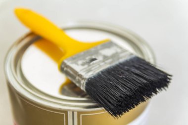 Ev yenileme. Boya ve fırça aracı üzerinde beton ba ile olabilir