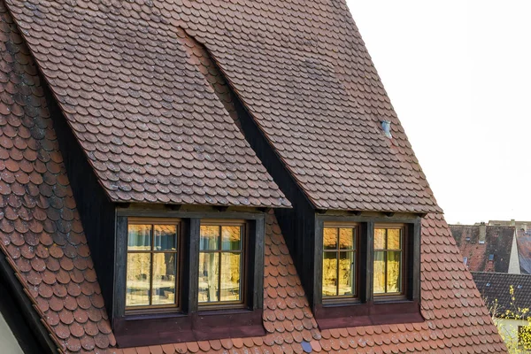 Çatı tavan penceresi eski kiremitli Avrupa evinde — Stok fotoğraf