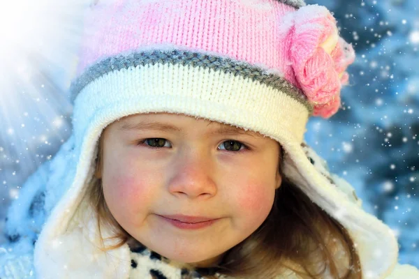 特写照片的可爱的微笑的儿童女孩穿着粉红色的 kn — 图库照片