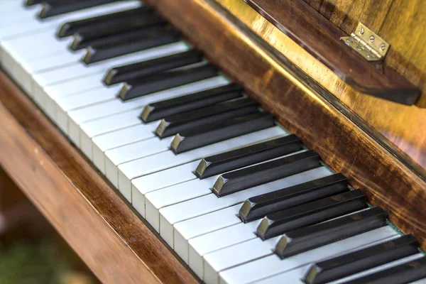 Primer plano de las teclas de piano. Vista frontal cerrada . — Foto de Stock