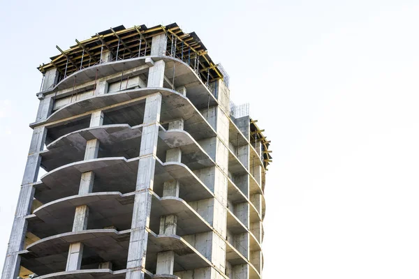 Beton yüksek katlı binada çerçeve yapım aşamasında — Stok fotoğraf