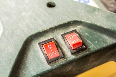 Close-up iki küçük anahtar açma ve kapatma