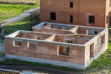 Yeni bir ev inşası. Tuğla duvarlar.