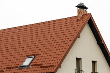 Sarı çatı kiremit yapılan yeni bir ev çatısı