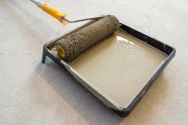 İçinde belgili tanımlık tepsi gri renkle boya tepsi rulo