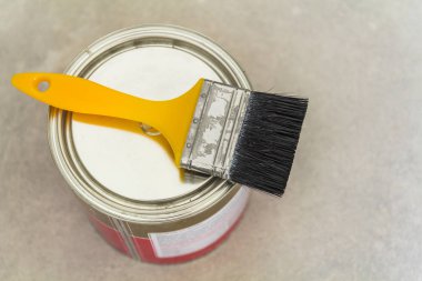 Ev yenileme. Boya ve fırça aracı üzerinde beton ba ile olabilir