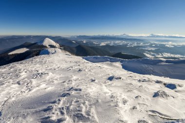 Kar kış dağlar tepeler kaplı. Kutup manzara. Colorf