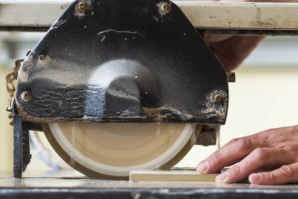 Obrero mano de corte de baldosas de cerámica con máquina de corte de agua clos — Foto de Stock