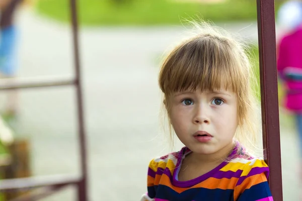 野外で遊ぶ面白い表情を持つ少女 — ストック写真