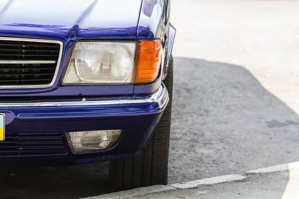 Detalle de primer plano imagen de la parte delantera de un coche viejo — Foto de Stock