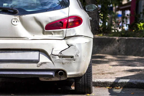 Costas de carro branco danificado por acidente na estrada — Fotografia de Stock