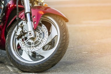 Yolda ön tekerlek spor motosiklet. Motosiklet park etmiş bir 