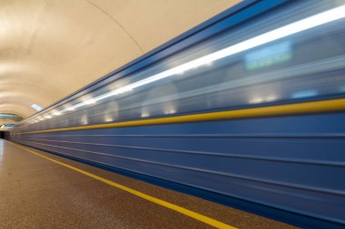 Underground (metro) metro tren bir istasyonunda gelen. Hareket b