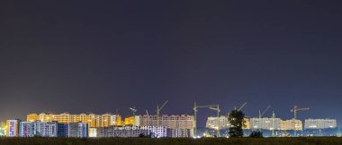 Panorama gece görünümü inşaat sahasında birçok bina vinç