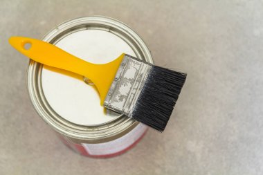 Ev yenileme. Boya ve fırça aracı üzerinde beton ba ile olabilir