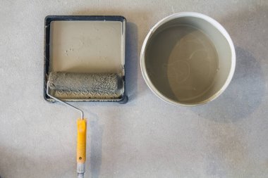 Beton fl üzerinde rulo boya ile tepsisinde yüksek açılı olabilir