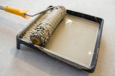 İçinde belgili tanımlık tepsi gri renkle boya tepsi rulo