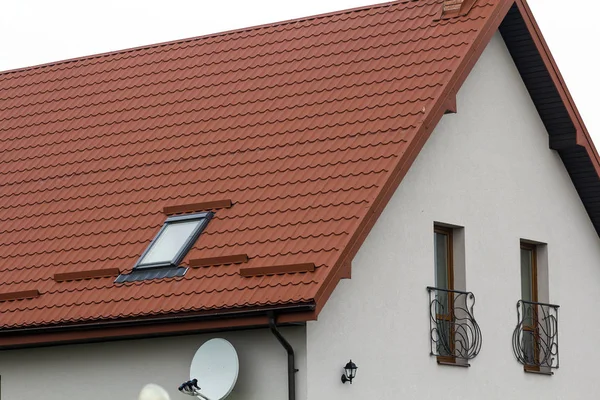 Sarı çatı kiremit yapılan yeni bir ev çatısı — Stok fotoğraf