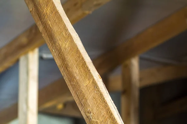 Dřevěné desky, prvky konstrukce střechy — Stock fotografie