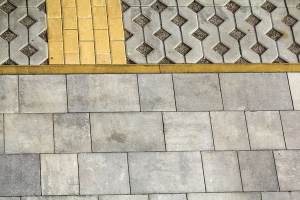 Perspectiva de las piedras de ladrillo gris y amarillo en la calle y s —  Fotos de Stock