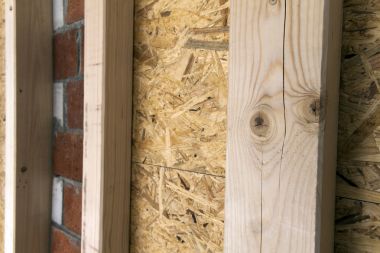 Yeni bir ülke ev sitesi ahşap çerçeve duvarlarının inşası. BM