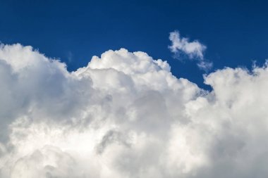 Kabarık beyaz bulutlar parlak açık güneşli gün ile mavi gökyüzü