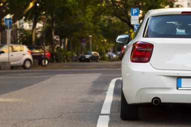 Şehir içinde park edilmiş araba. Rating kavramı.