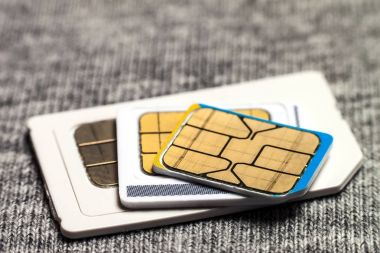 Mini, mikro ve nano simcard kümesi. Üzerinde gri kumaş metin izole