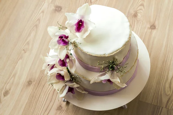 Piękny tort weselny z kwiatami, zbliżenie na ciasto z blurr — Zdjęcie stockowe
