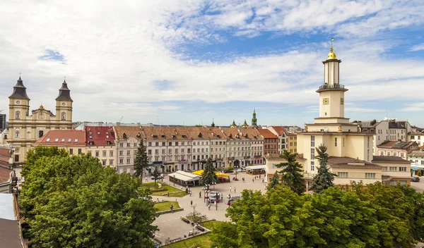 Het centrum van de historische Europese stad Ivano Frankivsk in de zomer. — Stockfoto