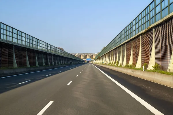 Auto-estrada de velocidade na Alemanha com paredes altas nas laterais — Fotografia de Stock