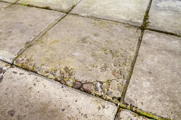 Carreaux de sol vieux et cassés en béton fissuré — Photo