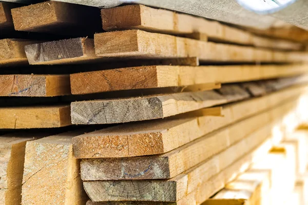 Pilha de madeira de construção no canteiro de obras com profundidade estreita — Fotografia de Stock