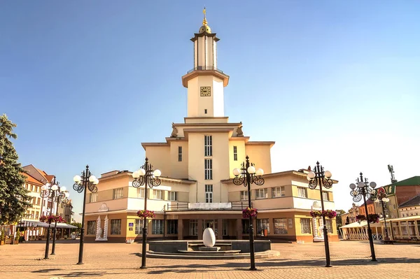 Center av Ivano-Frankivsk staden, Ukraina, på sommaren 2016. Den — Stockfoto