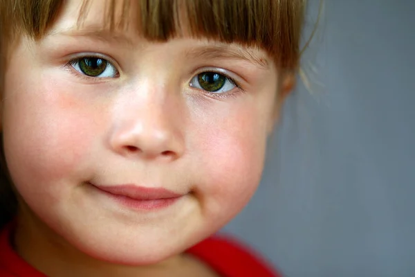 Close-up portret van een vrij klein meisje — Stockfoto
