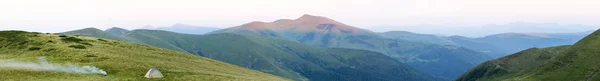 Гірська панорама з туристичним наметом. Схід або захід сонця в горах — стокове фото