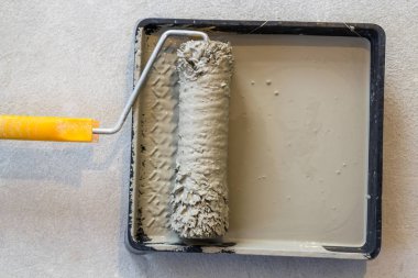 İçinde belgili tanımlık tepsi gri renkle boya tepsi rulo