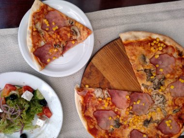 Restoranda pizza.