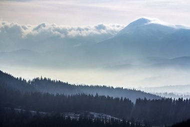 Karanlık kış ağır bulutlar Karpat Dağları