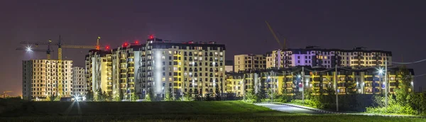 Nacht panorama van nieuw gebouwd en nog steeds onder constructie apartme — Stockfoto