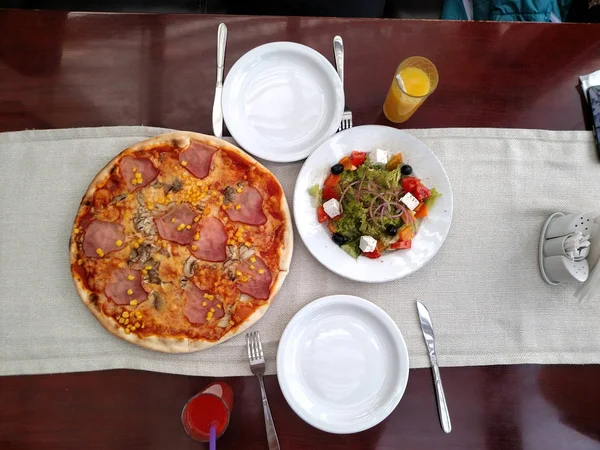 Pizza in restaurant — Stock Photo, Image