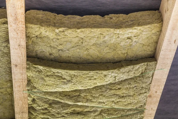 Isolamento térmico instalação de lã de rocha mineral na nova bui — Fotografia de Stock